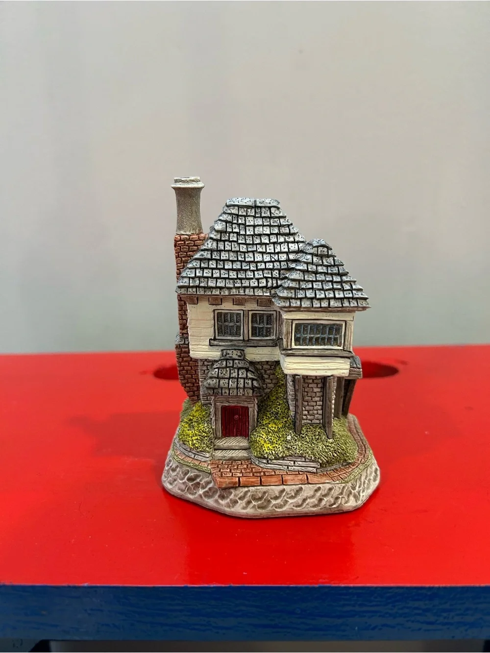 David Winter Cottages The Signal Box 2000 Guild Symbol of Membership D1071 Boxed